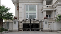 铁艺别墅庭院大门作为住宅视觉焦点的原因是什么？