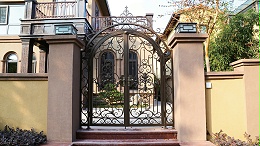 铁艺庭院门是建筑整体的视觉聚焦点