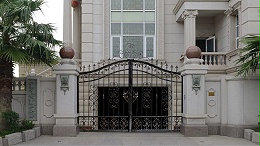 铝艺大门与铁艺大门之间的区别以及用哪种庭院大门比较好？